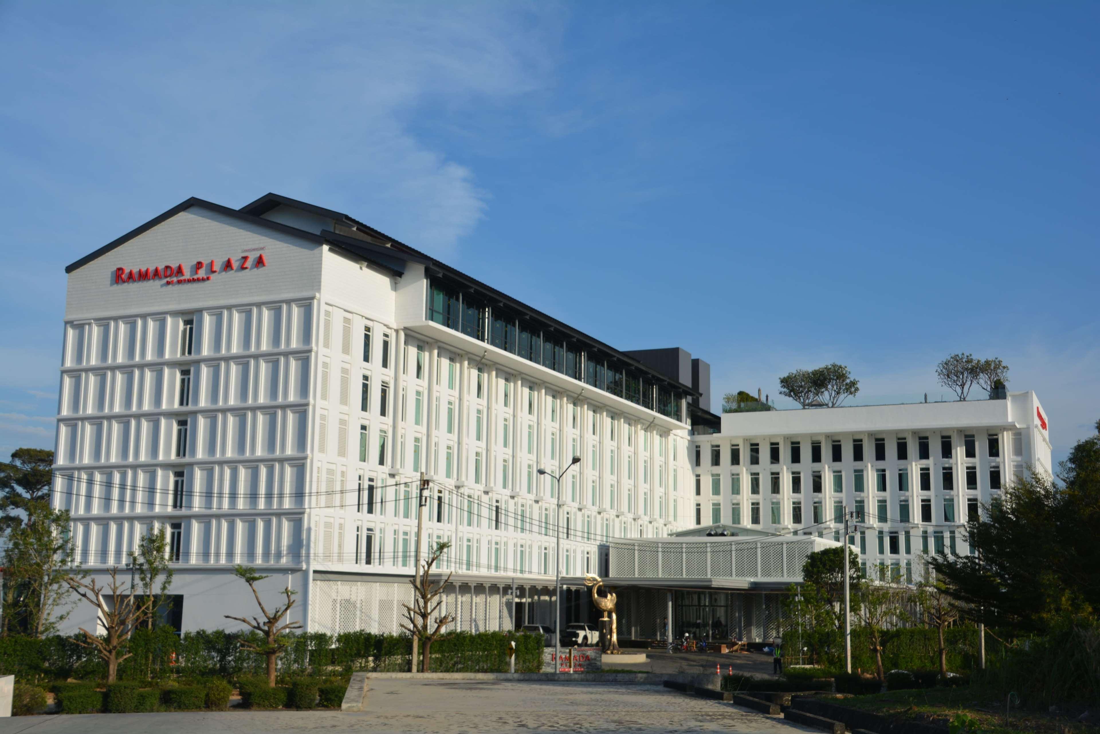 Hotel Ramada Plaza By Wyndham Chao Fah Phuket Exterior foto The hotel in 2019