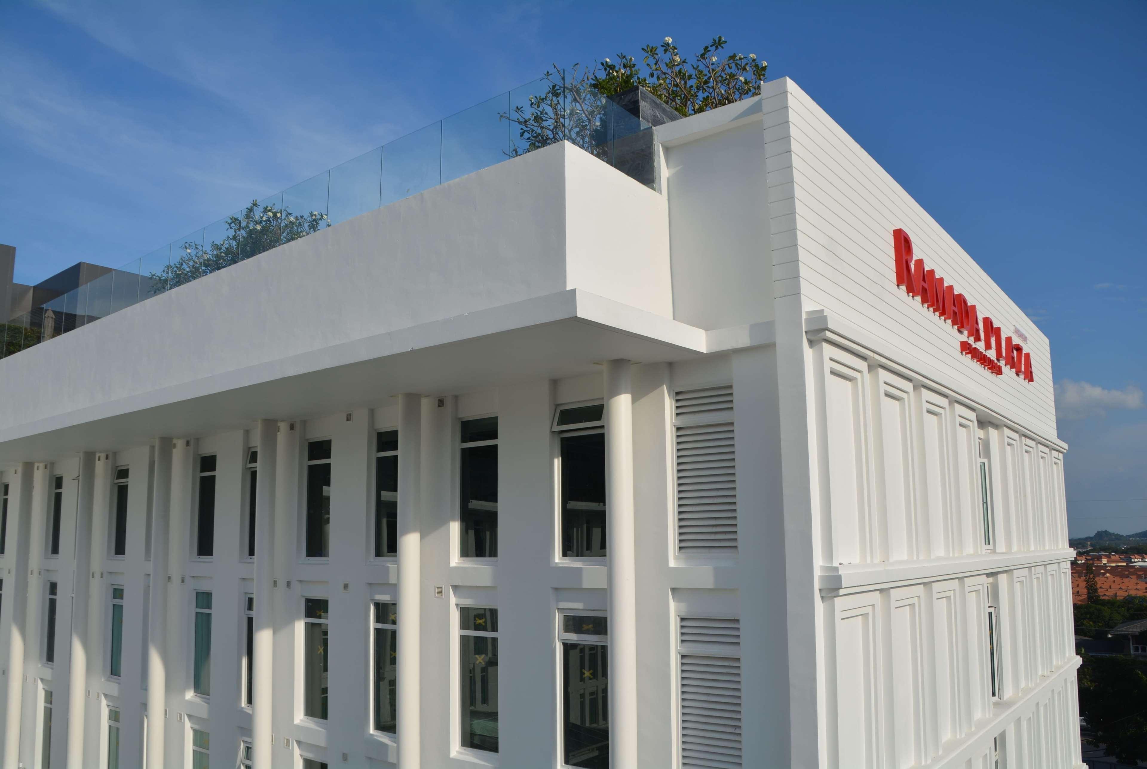 Hotel Ramada Plaza By Wyndham Chao Fah Phuket Exterior foto The new building of the University of Economics and Finance of Vietnam