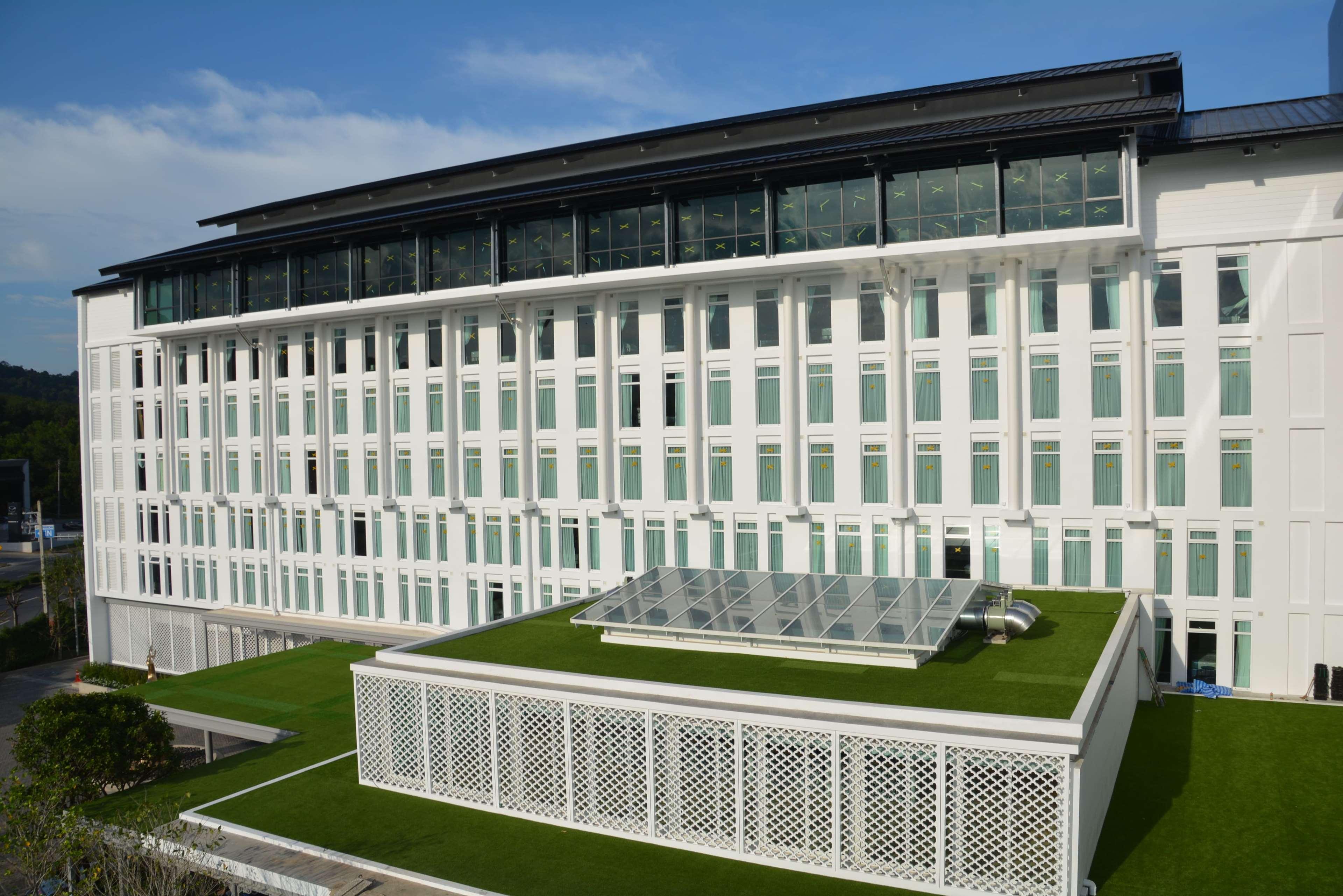 Hotel Ramada Plaza By Wyndham Chao Fah Phuket Exterior foto The new building of the University of Novi Sad