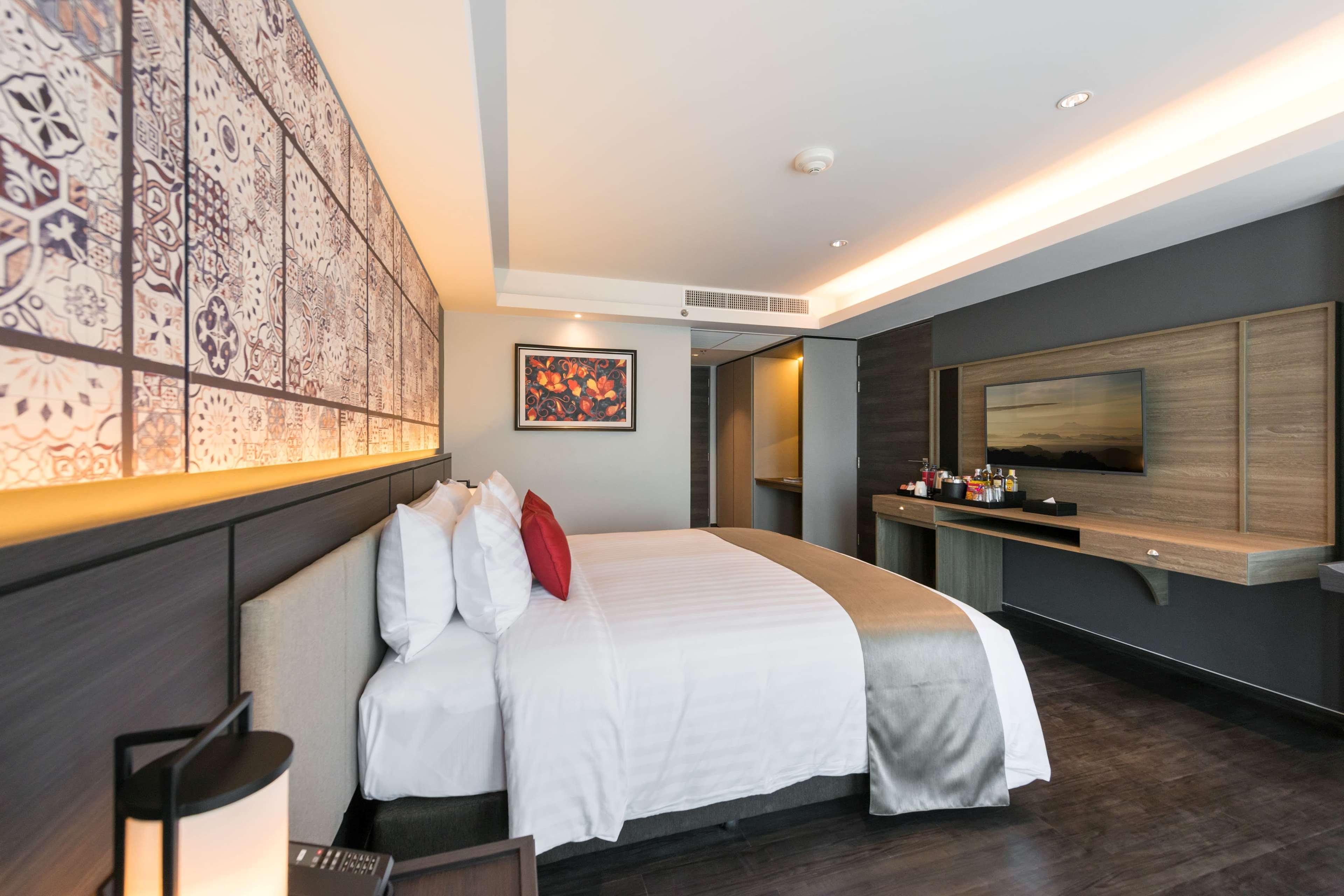 Hotel Ramada Plaza By Wyndham Chao Fah Phuket Exterior foto Deluxe Room