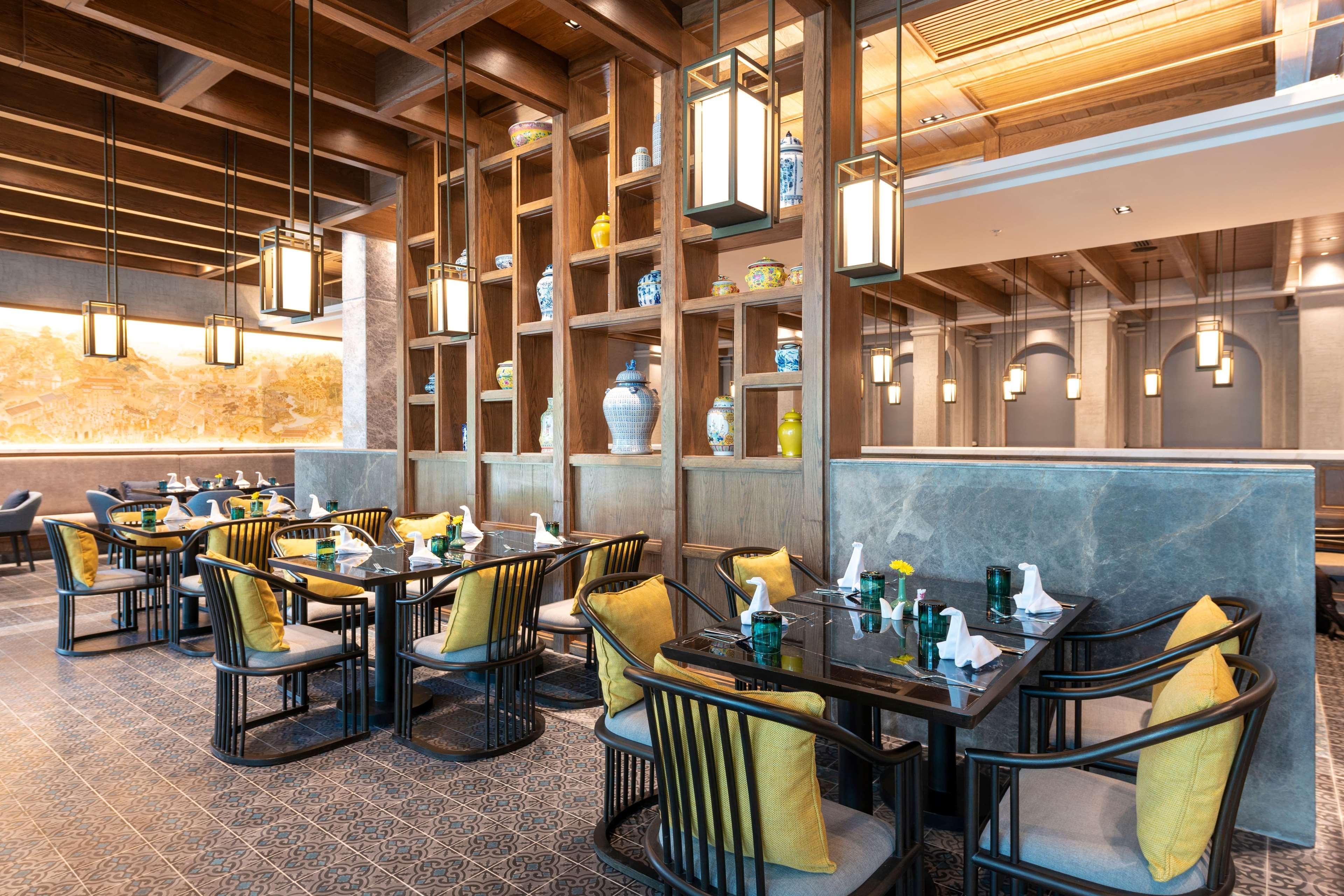 Hotel Ramada Plaza By Wyndham Chao Fah Phuket Exterior foto The interior of the restaurant