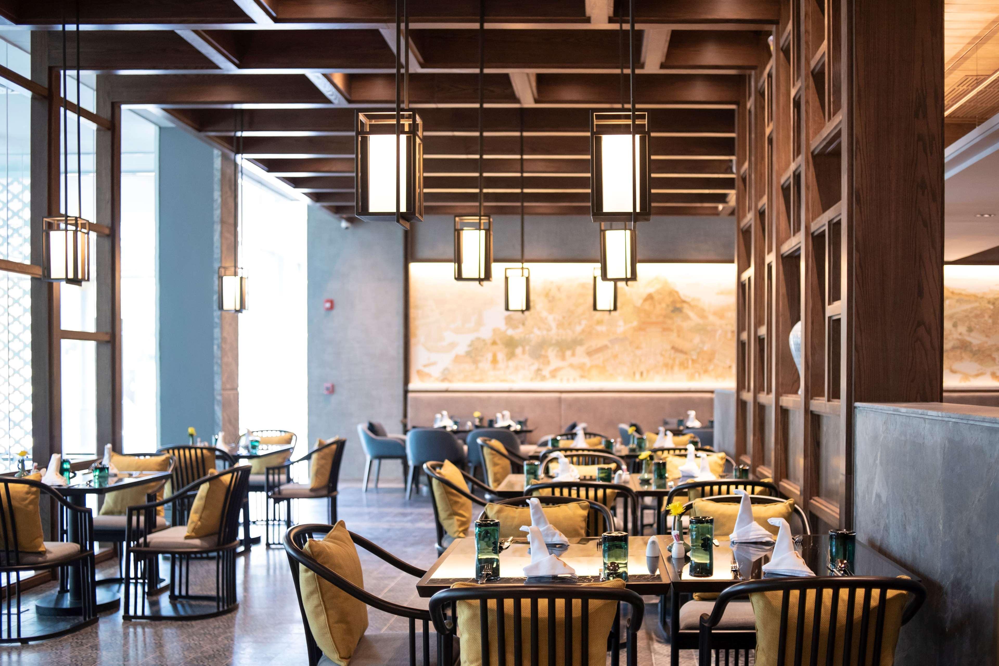 Hotel Ramada Plaza By Wyndham Chao Fah Phuket Exterior foto The interior of the restaurant