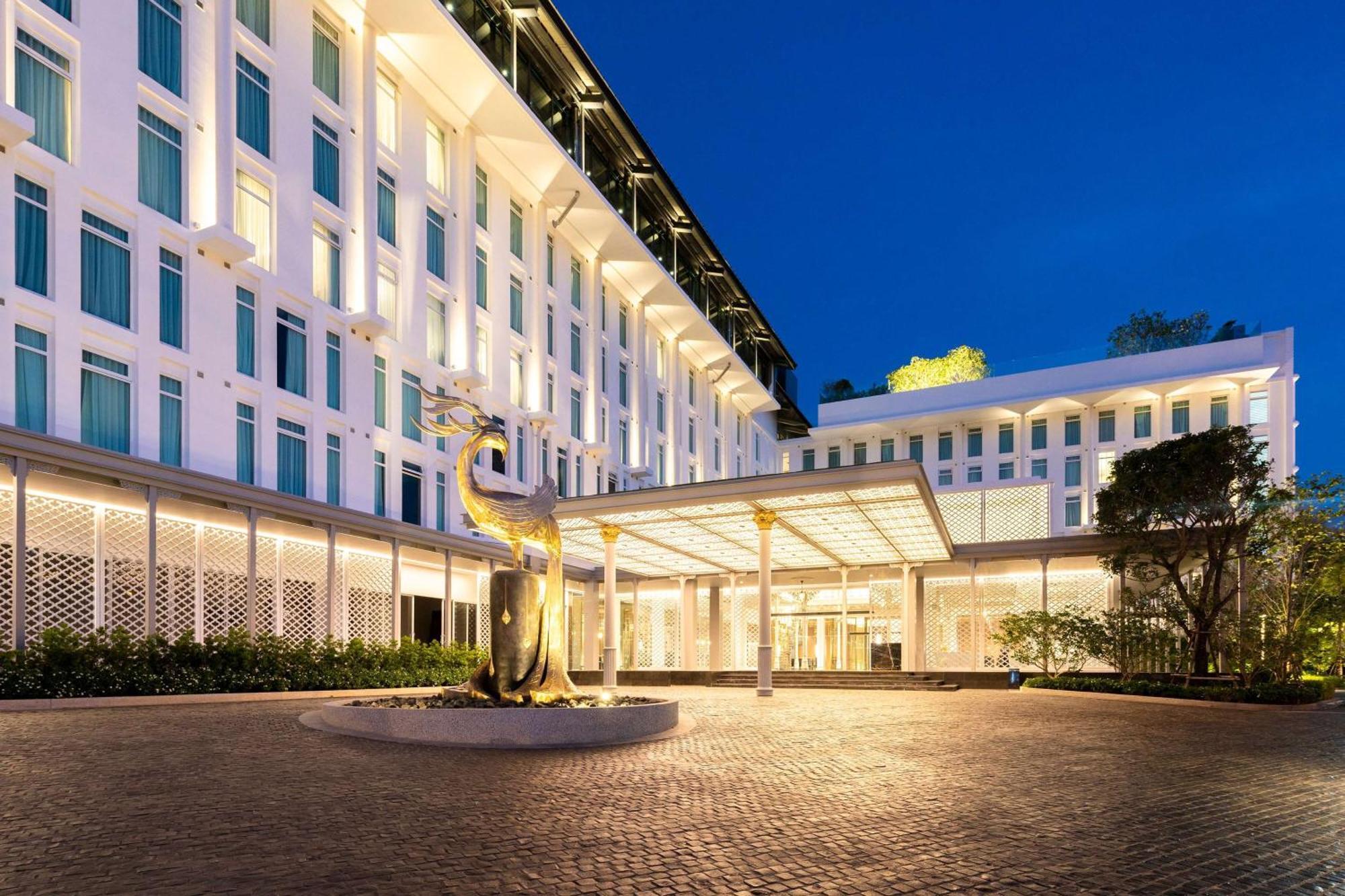 Hotel Ramada Plaza By Wyndham Chao Fah Phuket Exterior foto The Royal Paragon Hotel